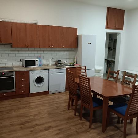 Big Cozy - Skyfall Apartment 3 Bdrm 6 Beds 1&Half Baths Budapest Bagian luar foto