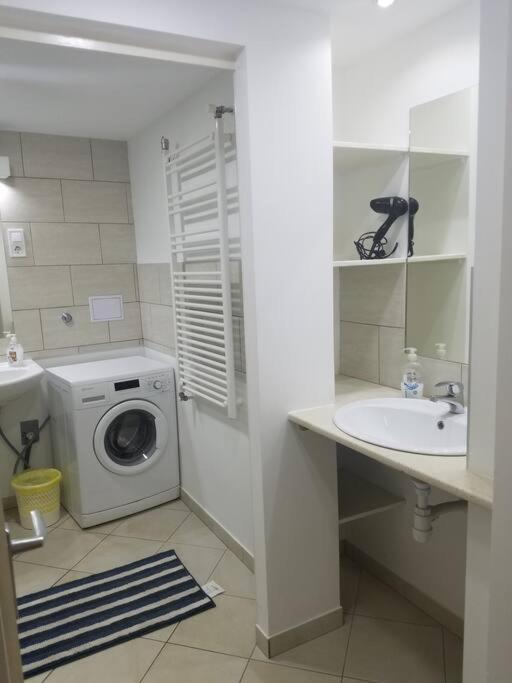 Big Cozy - Skyfall Apartment 3 Bdrm 6 Beds 1&Half Baths Budapest Bagian luar foto