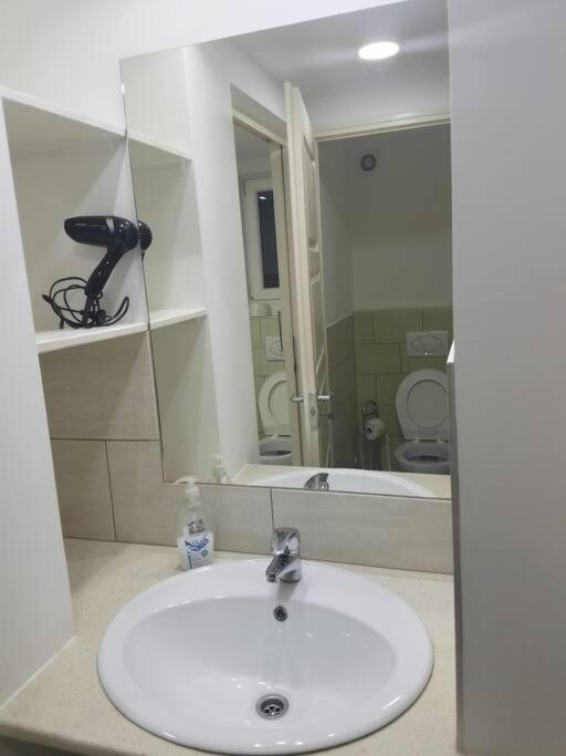 Big Cozy - Skyfall Apartment 3 Bdrm 6 Beds 1&Half Baths Budapest Bagian luar foto