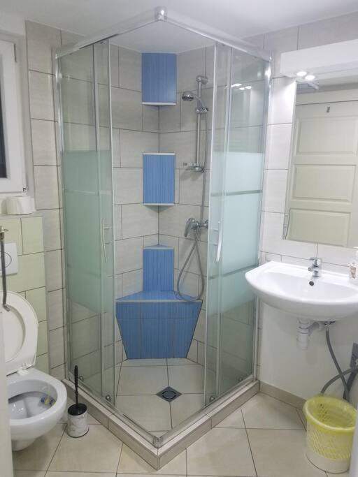 Big Cozy - Skyfall Apartment 3 Bdrm 6 Beds 1&Half Baths Budapest Bagian luar foto