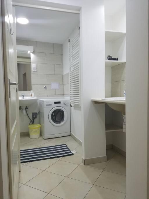 Big Cozy - Skyfall Apartment 3 Bdrm 6 Beds 1&Half Baths Budapest Bagian luar foto