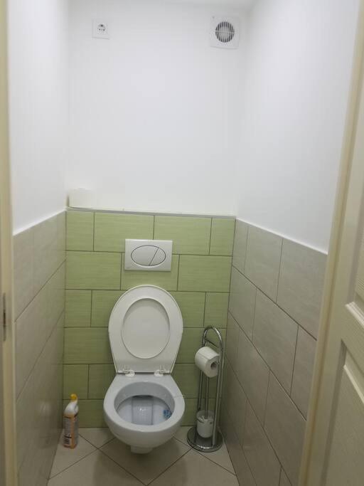 Big Cozy - Skyfall Apartment 3 Bdrm 6 Beds 1&Half Baths Budapest Bagian luar foto