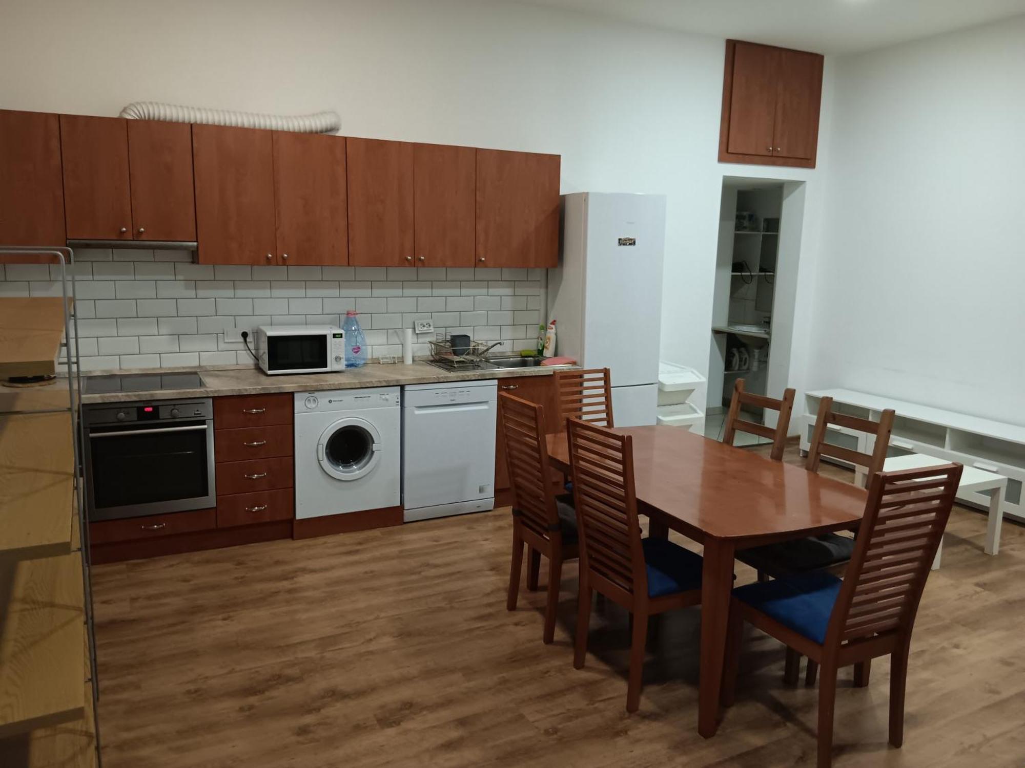 Big Cozy - Skyfall Apartment 3 Bdrm 6 Beds 1&Half Baths Budapest Bagian luar foto